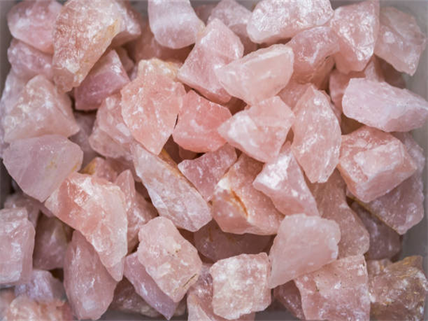 The Power and Benefits of Rose Quartz: A Comprehensive Guide