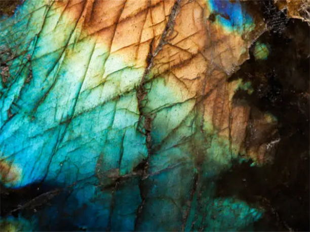 The Power and Benefits of Labradorite: A Comprehensive Guide