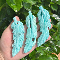 Hemimorphite Feather Carving showcasing intricate feather details in a tranquil blue shade.